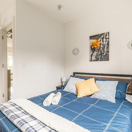 Modern 2 Bedroom Condo - Heart Of Leslieville Toronto Extérieur photo
