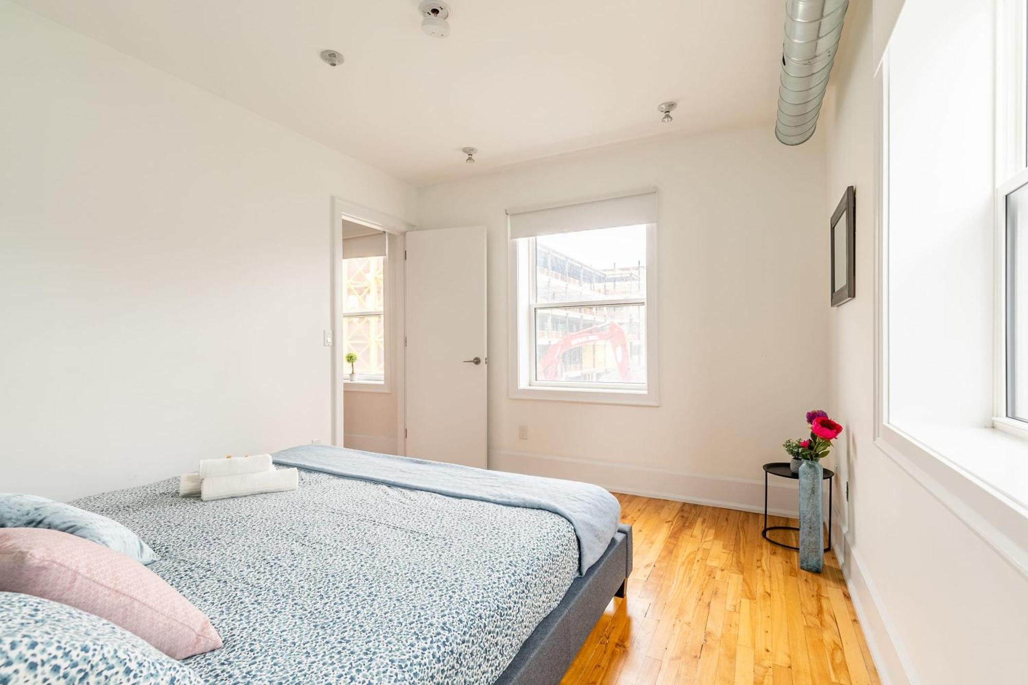 Modern 2 Bedroom Condo - Heart Of Leslieville Toronto Extérieur photo