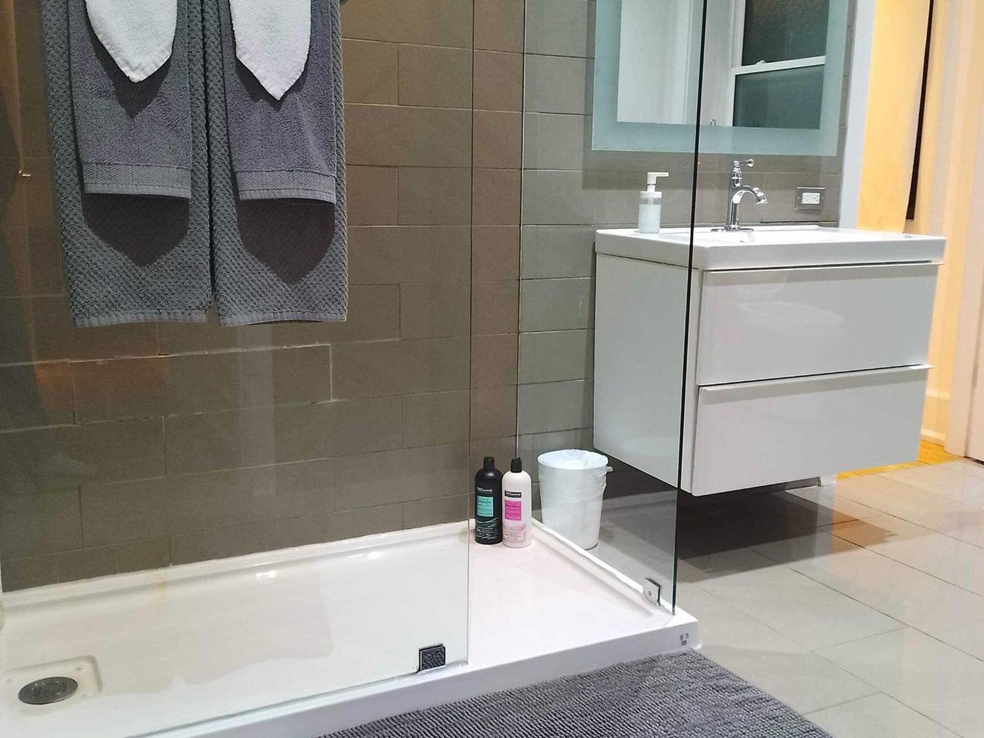 Modern 2 Bedroom Condo - Heart Of Leslieville Toronto Extérieur photo